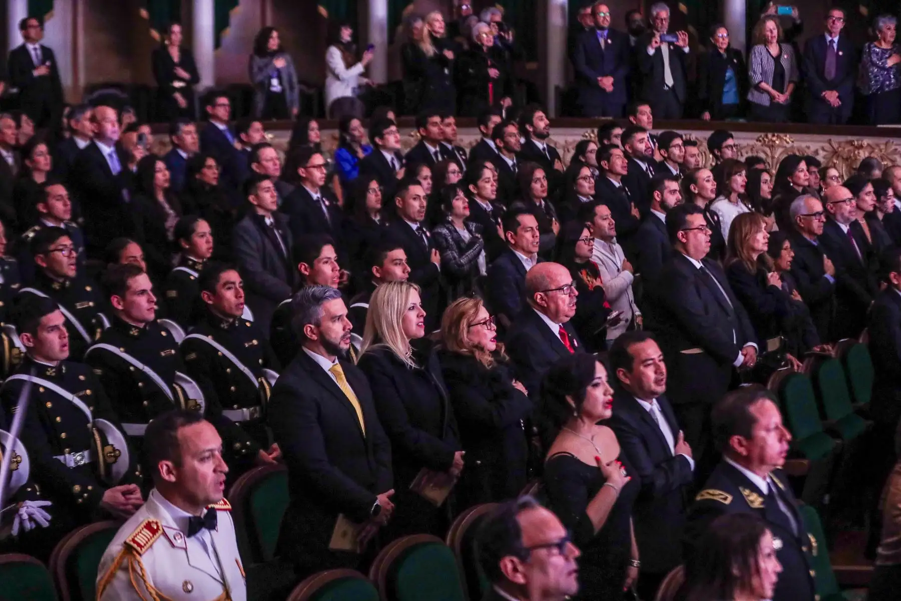 Una ceremonia para el recuerdo, un recital patriótico pocas veces visto. En una ceremonia cuyo punto cumbre fue la entonación del Himno Nacional del Perú en su versión original de 1821, los asistentes al Teatro Segura se fueron cargados de emotivos sentimientos con tintes rojiblancos. Foto: ANDINA/Connie Calderón