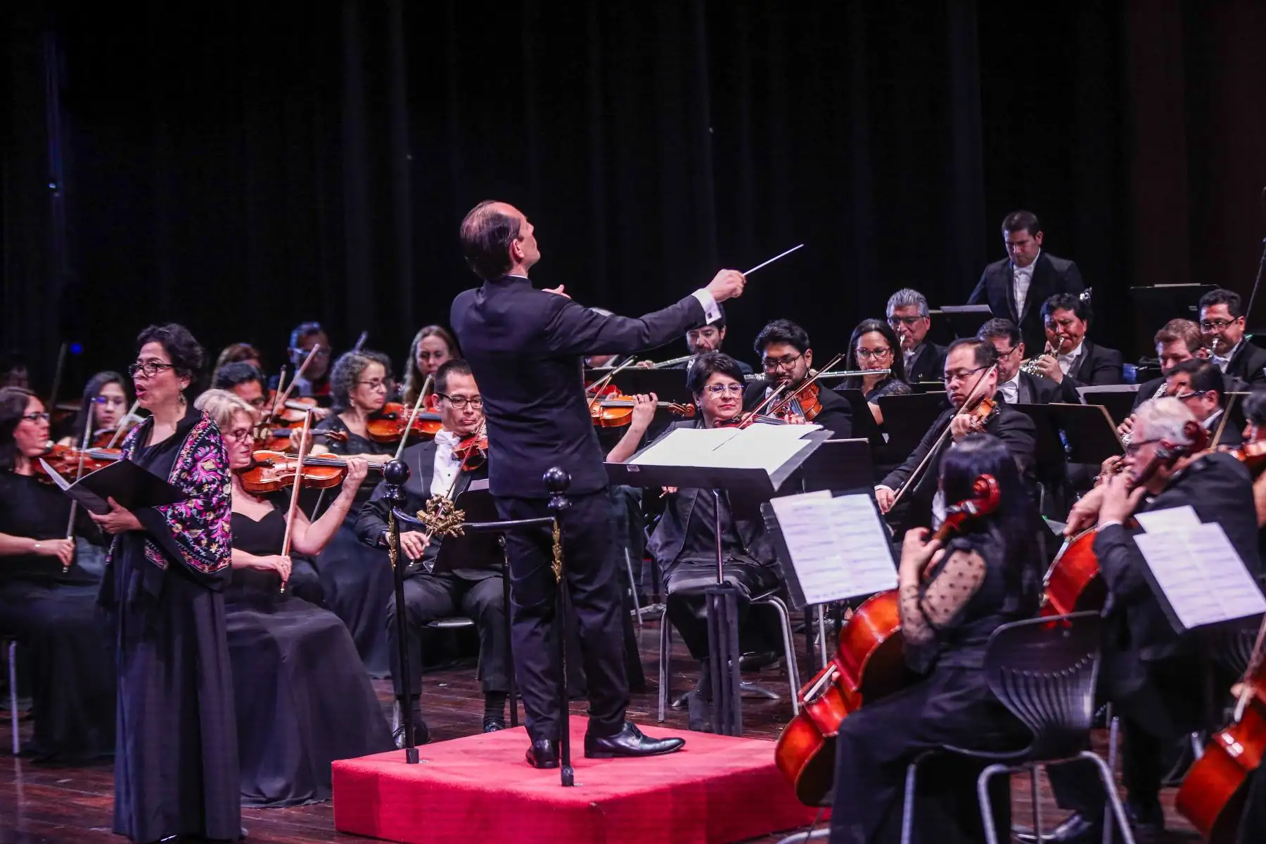 La interpretación con orquesta y canto del Himno Nacional del Perú en su versión histórica y original cerró el Concierto de gala por los 203 años del Himno Nacional del Perú en el Teatro Segura. Foto: ANDINA/Connie Calderón