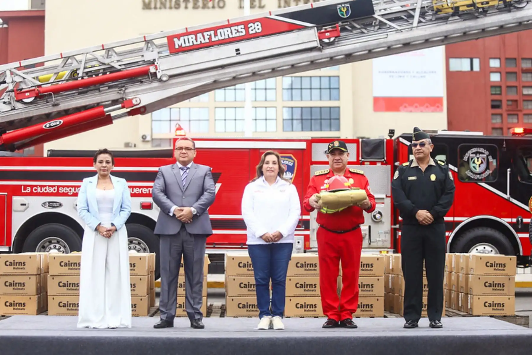 La presidenta de la república, Dina Boluarte, participa en la entrega de 1,134 equipos de protección personal al Cuerpo General de Bomberos Voluntarios del Perú (CGBVP).Foto: ANDINA/Prensa Presidencia