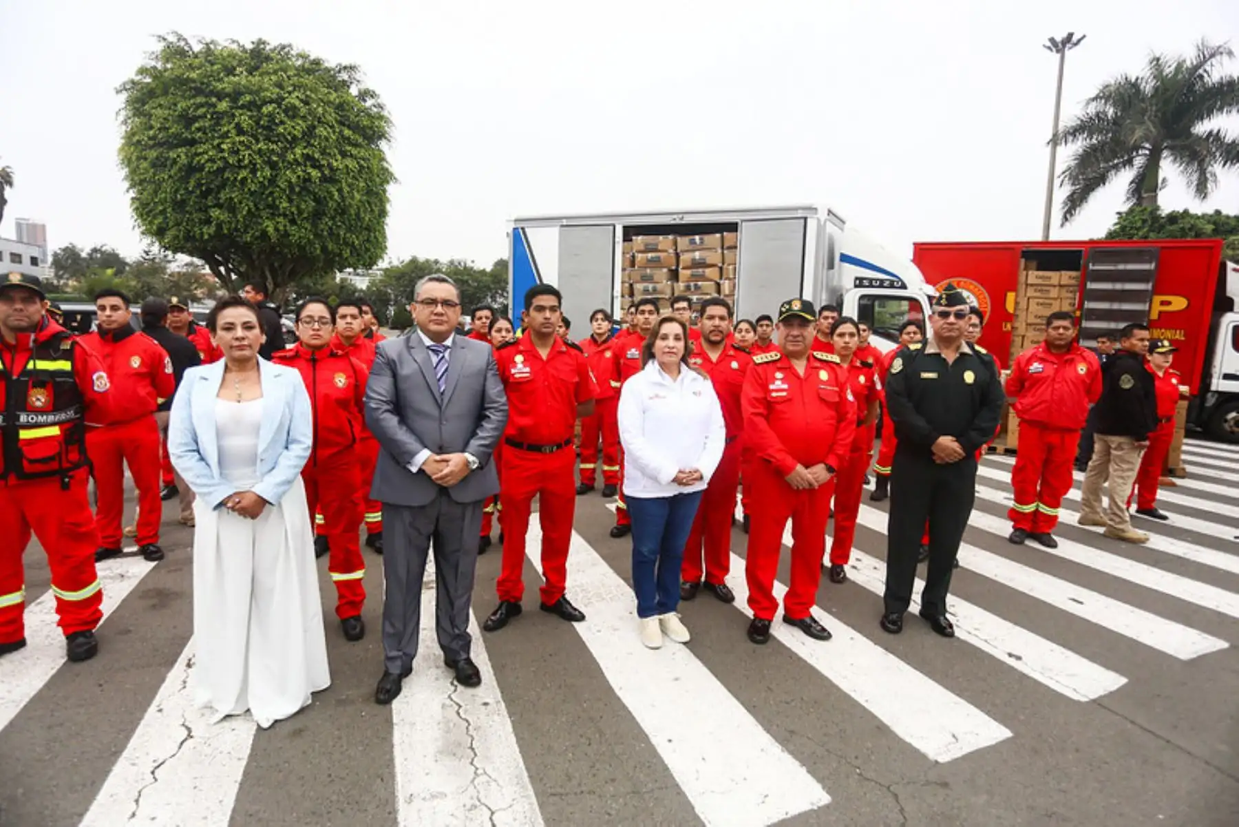 La presidenta de la república, Dina Boluarte, participa en la entrega de 1,134 equipos de protección personal al Cuerpo General de Bomberos Voluntarios del Perú (CGBVP).Foto: ANDINA/Prensa Presidencia
