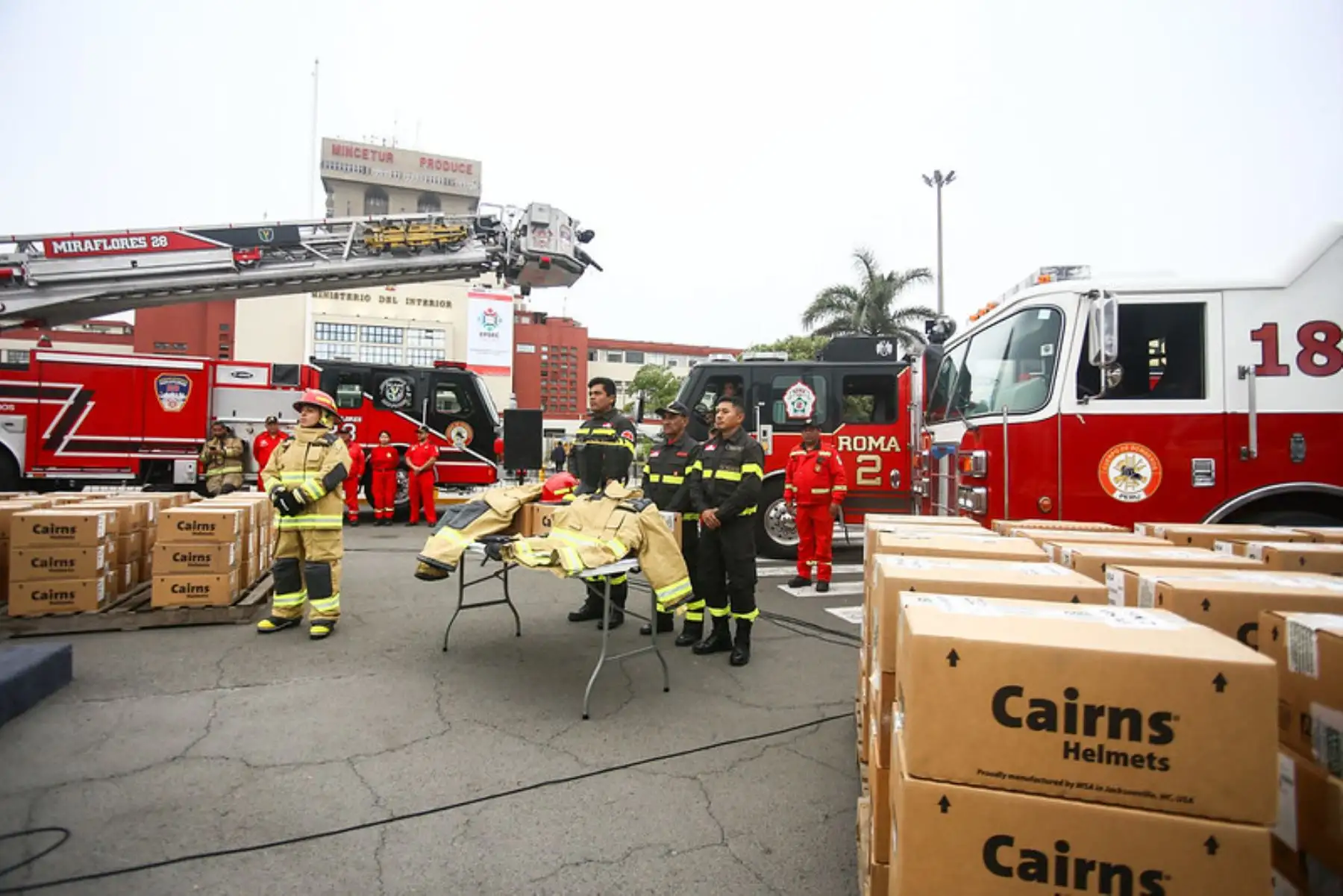 La presidenta de la república, Dina Boluarte, participa en la entrega de 1,134 equipos de protección personal al Cuerpo General de Bomberos Voluntarios del Perú (CGBVP).Foto: ANDINA/Prensa Presidencia
