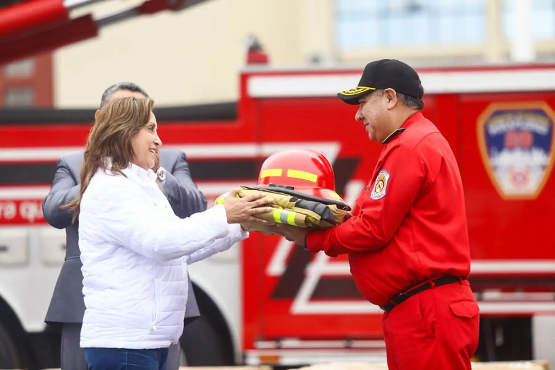 La presidenta de la república, Dina Boluarte, participa en la entrega de 1,134 equipos de protección personal al Cuerpo General de Bomberos Voluntarios del Perú (CGBVP).Foto: ANDINA/Prensa Presidencia