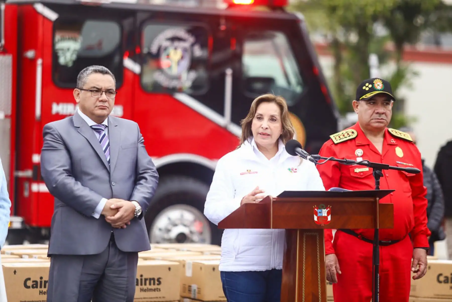 La presidenta de la república, Dina Boluarte, participa en la entrega de 1,134 equipos de protección personal al Cuerpo General de Bomberos Voluntarios del Perú (CGBVP).Foto: ANDINA/Prensa Presidencia