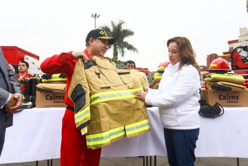 Presidenta Dina Boluarte participa de entrega de equipos de protección personal para bomberos