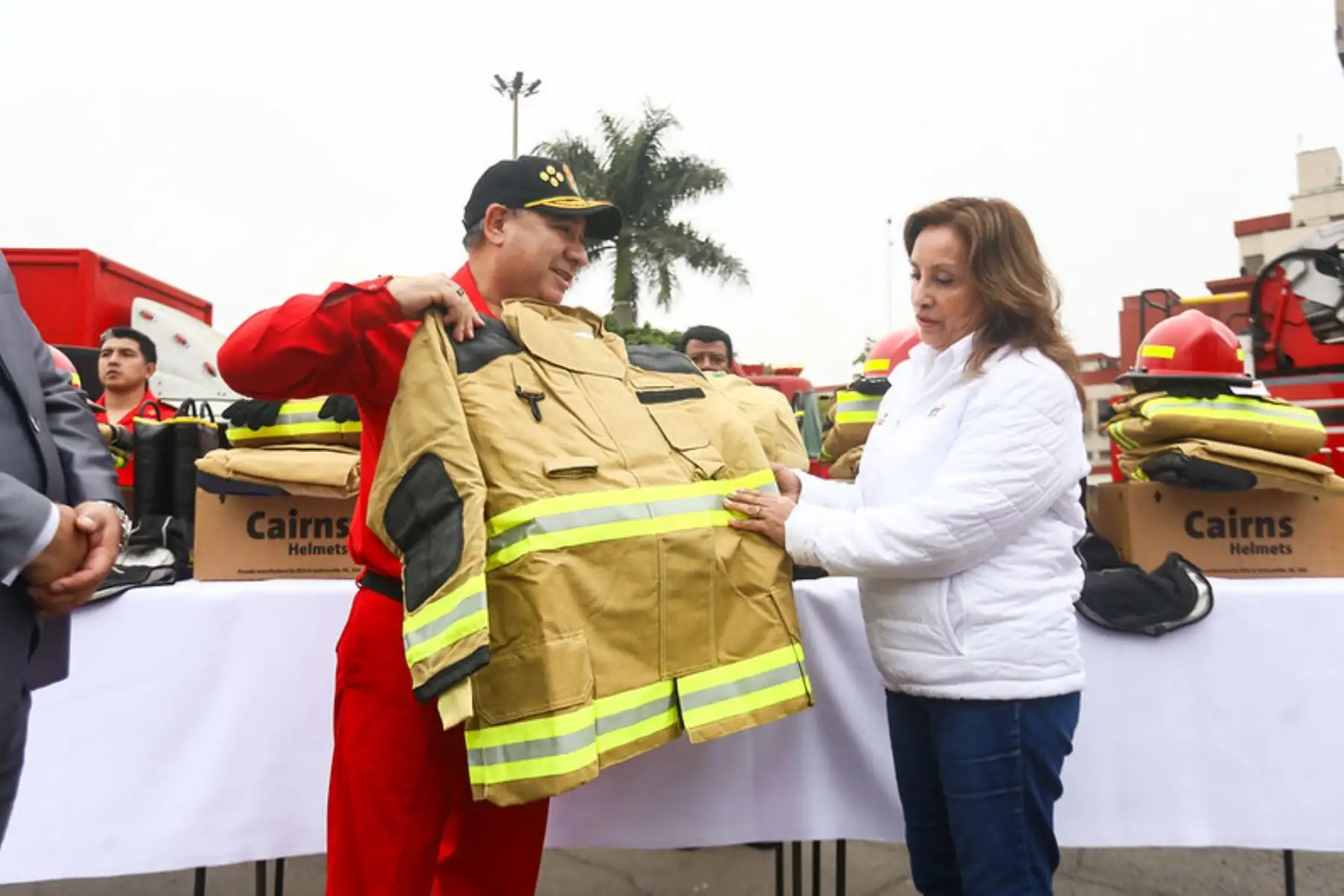 La presidenta de la república, Dina Boluarte, participa en la entrega de 1,134 equipos de protección personal al Cuerpo General de Bomberos Voluntarios del Perú (CGBVP).Foto: ANDINA/Prensa Presidencia