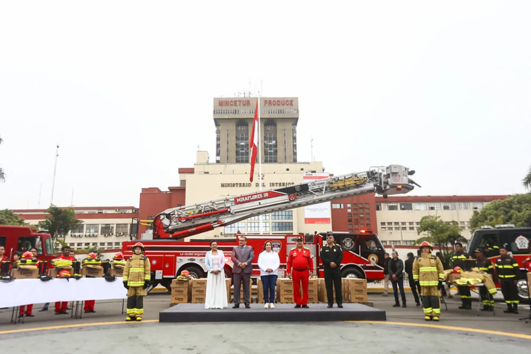 La presidenta de la república, Dina Boluarte, participa en la entrega de 1,134 equipos de protección personal al Cuerpo General de Bomberos Voluntarios del Perú (CGBVP).Foto: ANDINA/Prensa Presidencia