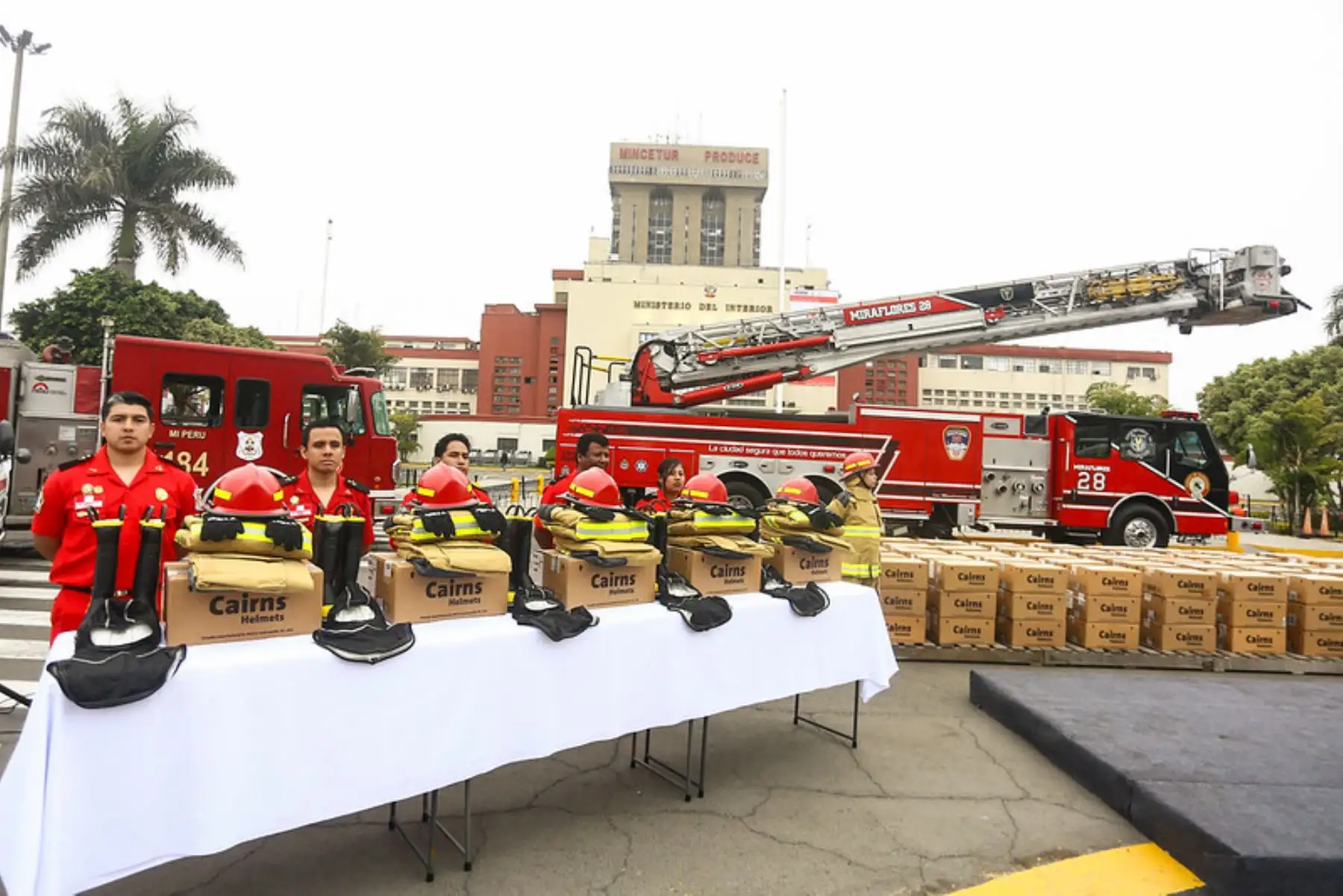 La presidenta de la república, Dina Boluarte, participa en la entrega de 1,134 equipos de protección personal al Cuerpo General de Bomberos Voluntarios del Perú (CGBVP).Foto: ANDINA/Prensa Presidencia