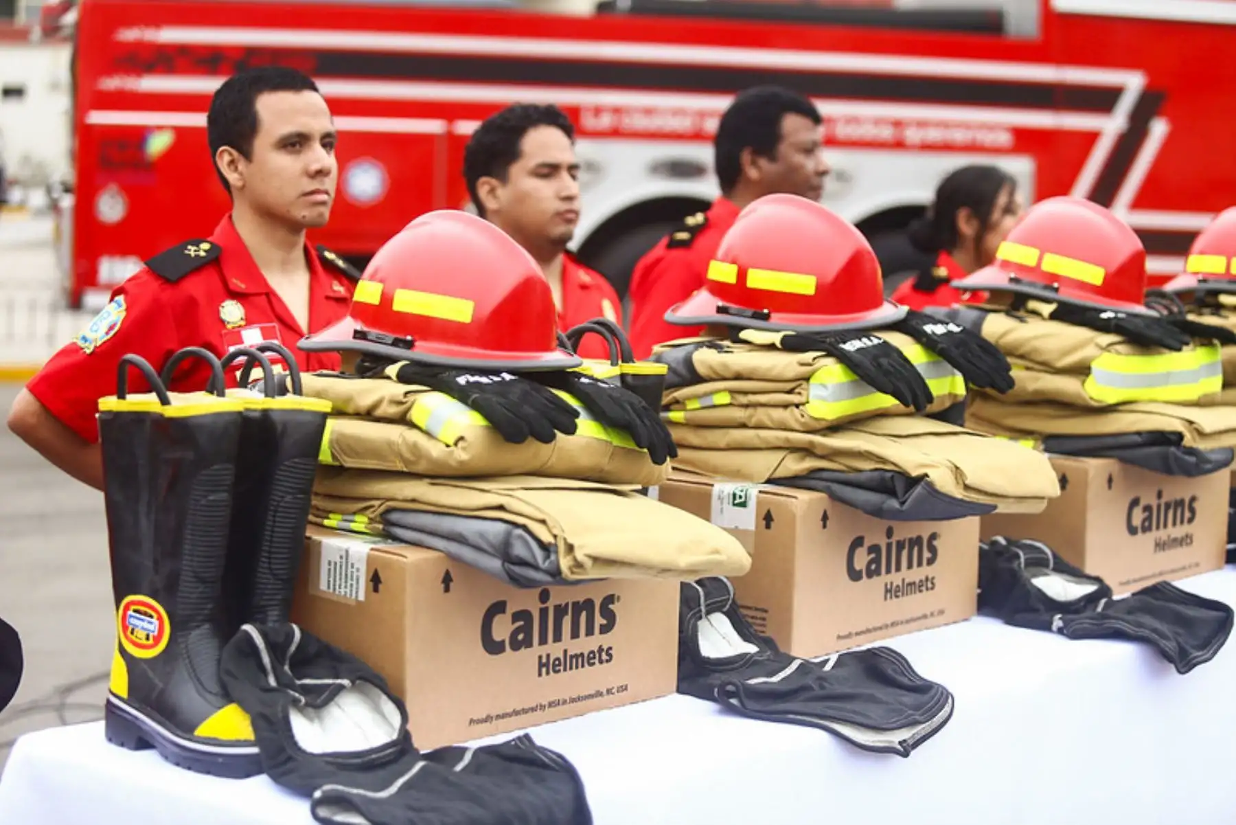 La presidenta de la república, Dina Boluarte, participa en la entrega de 1,134 equipos de protección personal al Cuerpo General de Bomberos Voluntarios del Perú (CGBVP).Foto: ANDINA/Prensa Presidencia