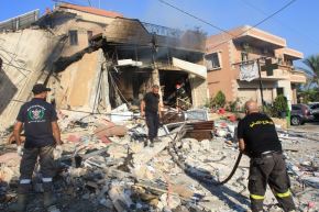 Rescatistas inspeccionan los escombros en una farmacia en la aldea de Akbiyeh, sur del Líbano. Foto: AFP