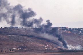 Imagen panorámica de una llanura en el sur de Líbano tras bombardeos israelíes. Foto: AFP