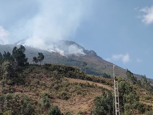 Incendios forestales arrasan con más de 350 hectáreas de pastizales en la provincia de Santiago de Chuco, en la sierra de la región La Libertad. Foto: ANDINA/difusión.