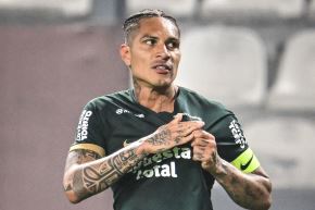 El delantero Paolo Guerrero celebrando su primer gol en la temporada con la camiseta de Alianza Lima ante Sport Boys por el Torneo Clausura 2024. 