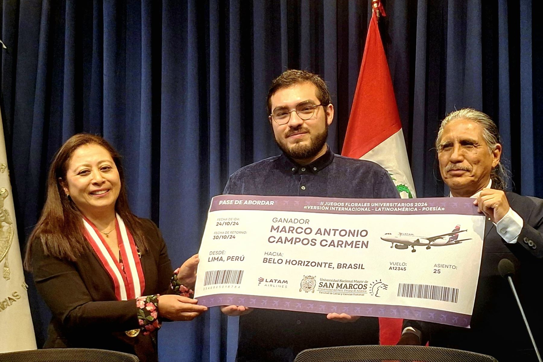 El estudiante Marco Antonio Campos (UNFV) es reconocido como ganador de los Juegos Florales Universitarios UNMSM 2024. Foto: UNMSM/Difusión.