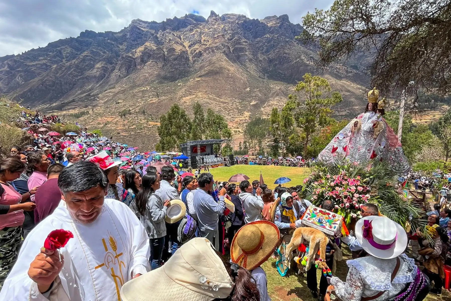 La feligresía católica se alista a celebrar la tradicional festividad en honor a la sagrada imagen de la Virgen del Rosario de Huallhua, en el hermoso paraje del mismo nombre, ubicado en el Valle Sagrado de los Incas, frente al Santuario del Señor de Huanca. Foto: ANDINA/ Percy Hurtado