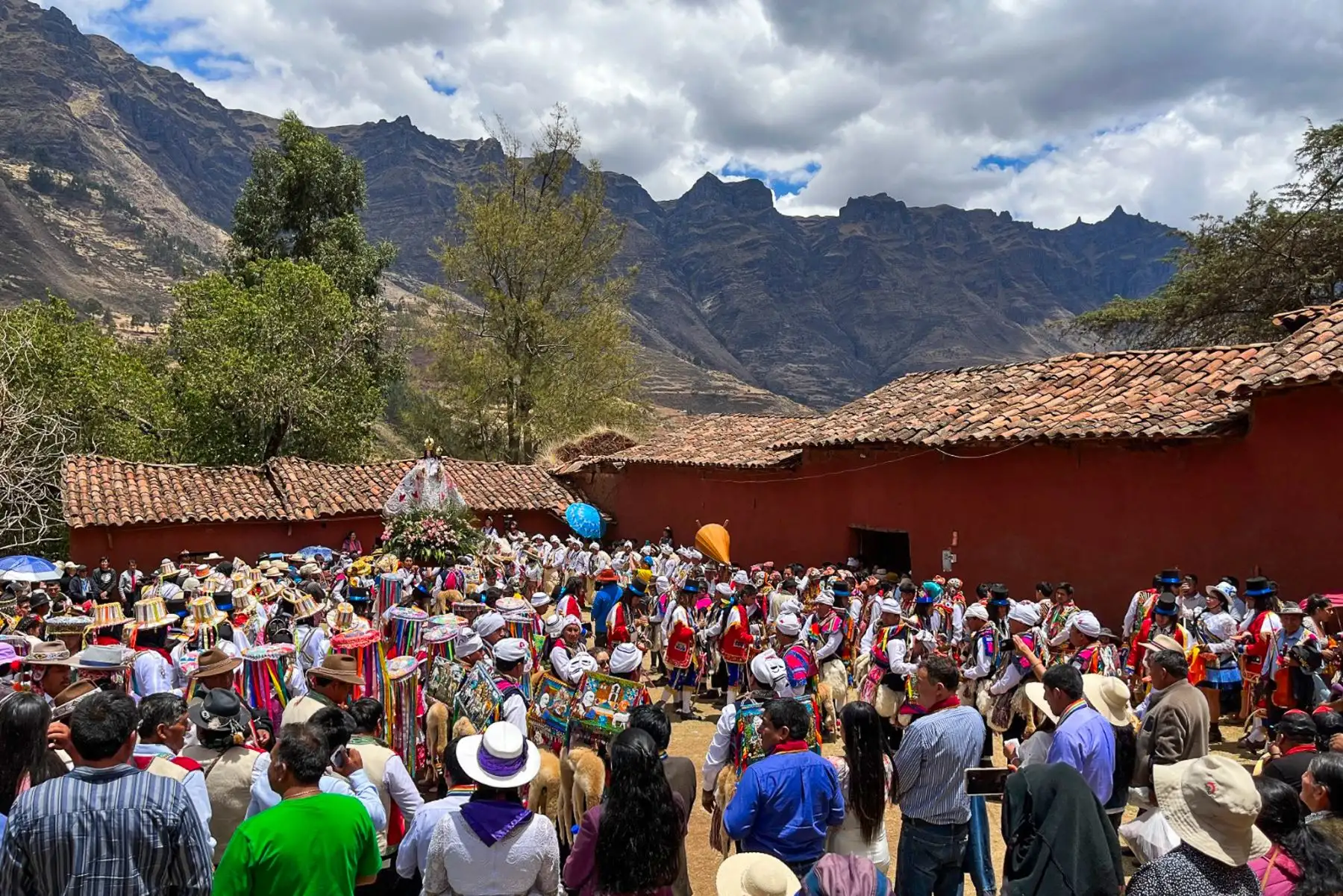 La Asociación Folklórica de Danzas de San Salvador (Afodansan) y la Comunidad Campesina de Ccamahuara, confirmaron misas, procesiones, despliegue de cuadrillas de danzas y una serie de actividades culturales, que se centrarán en Huallhua del 6 al 9 de octubre próximo. Foto: ANDINA/ Percy Hurtado