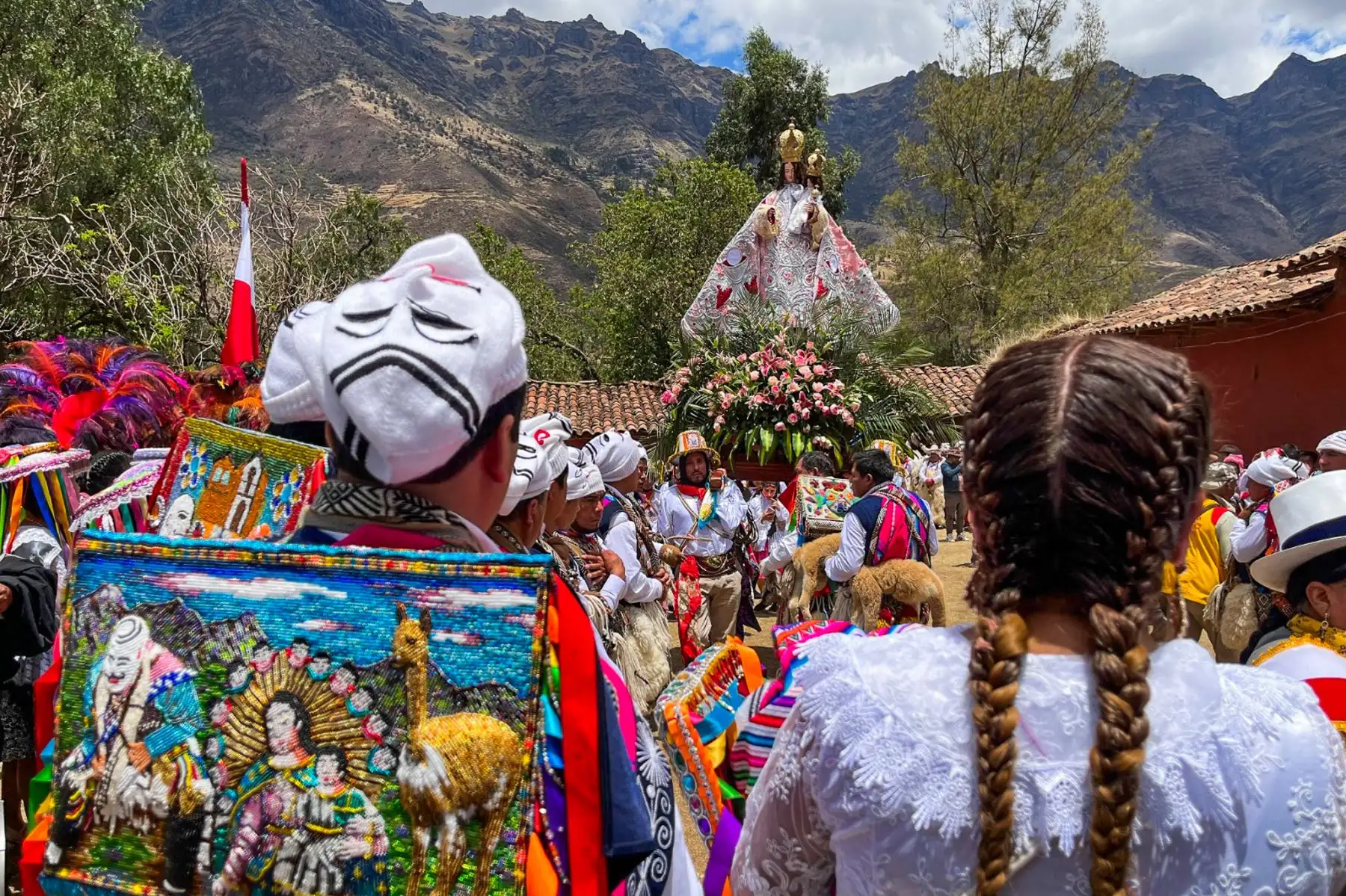 La Asociación Folklórica de Danzas de San Salvador (Afodansan) y la Comunidad Campesina de Ccamahuara, confirmaron misas, procesiones, despliegue de cuadrillas de danzas y una serie de actividades culturales, que se centrarán en Huallhua del 6 al 9 de octubre próximo. Foto: ANDINA/ Percy Hurtado