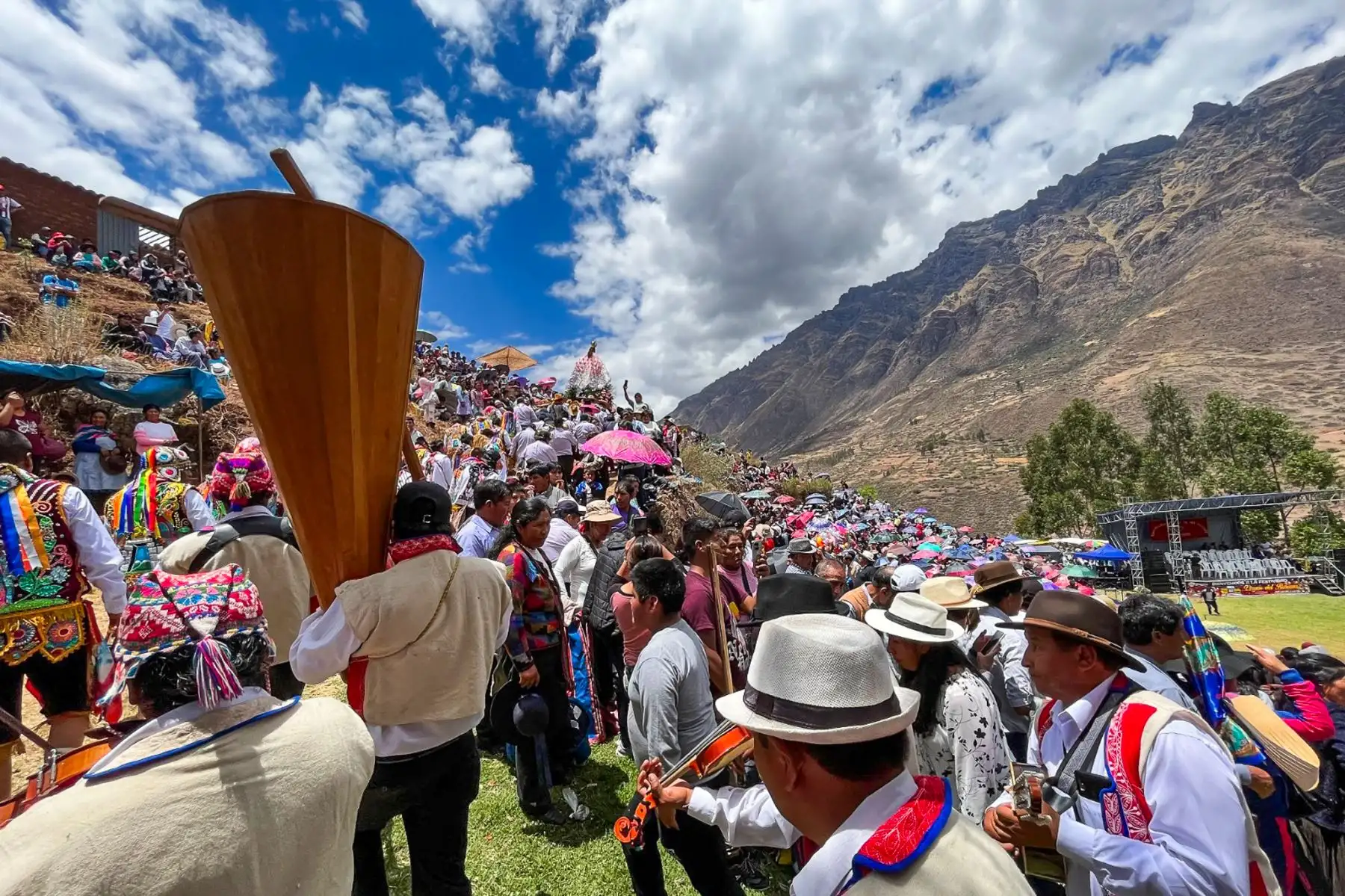 Durante los días de celebración los Qhapaq Chuncho, Saqra, Negrillos, Siqlla, Qhapaq Negro, K