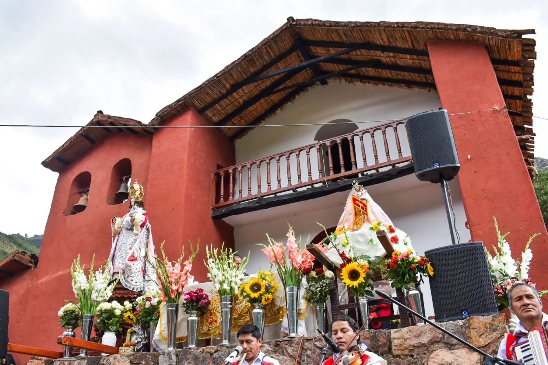 Los fieles y visitantes que recorren el Valle Sagrado de Los Incas, podrán acceder por una carretera hasta el antiguo templo donde está la milagrosa imagen de Nuestra Señora, y descender por otra, participar y compartir de las múltiples celebraciones. Foto: ANDINA/ Percy Hurtado