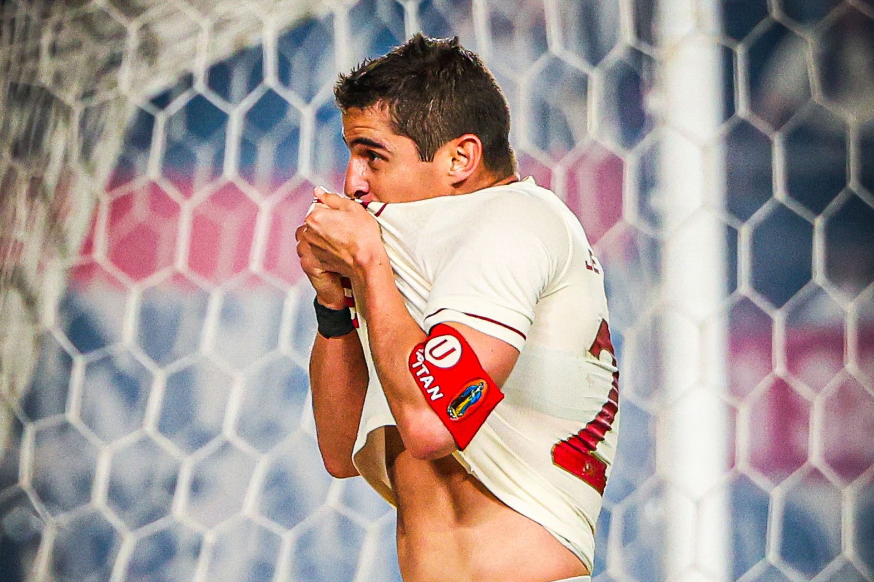 Aldo Corzo celebrando su anotación a Unión Comercio en el estadio Monumental