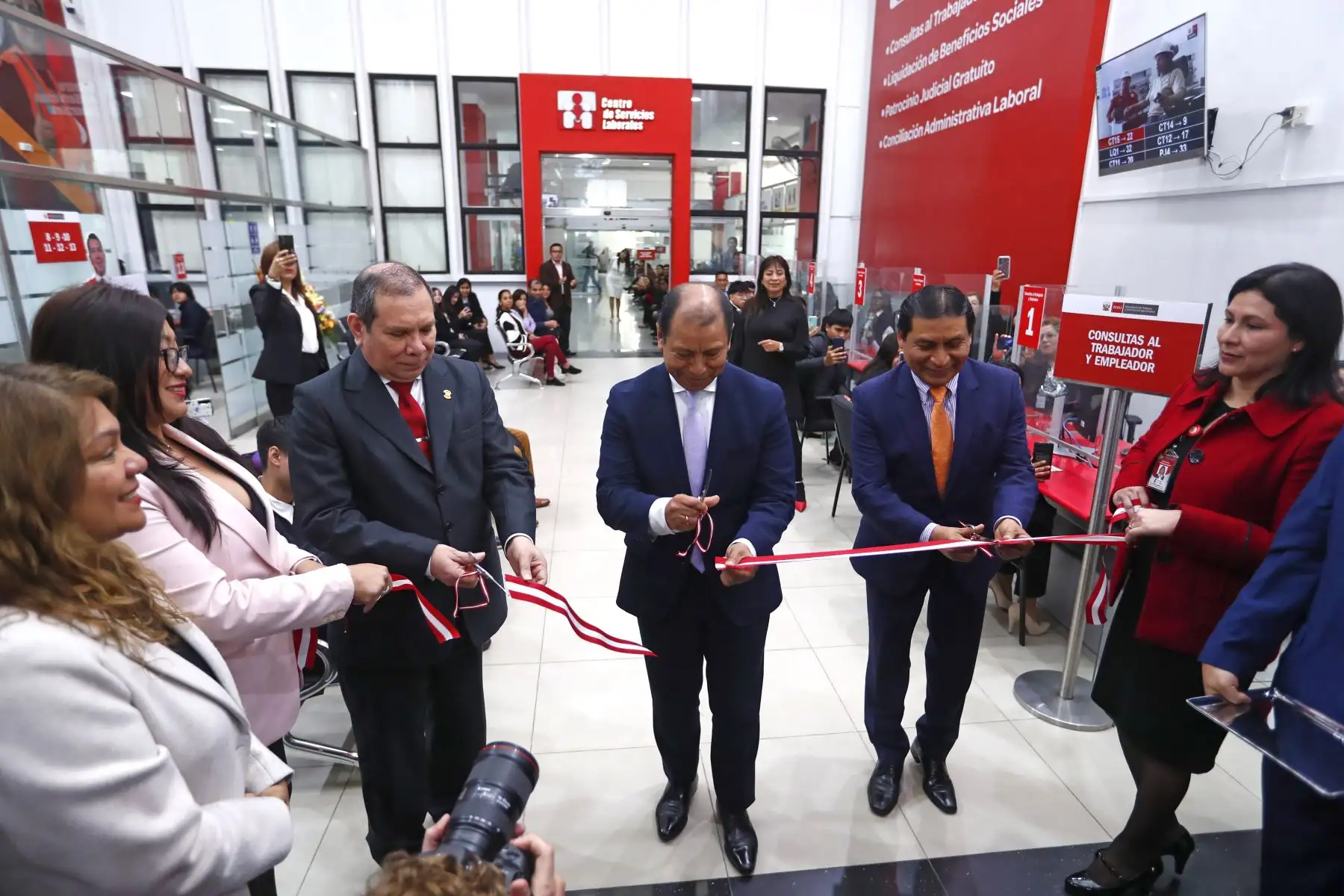 El ministro de Trabajo y Promoción del Empleo, Daniel Maurate, presidió la ceremonia del relanzamiento del Centro de Servicios Laborales de su institución, dirigido principalmente a jóvenes que quieren insertarse en el mercado laboral y conocer sus derechos como trabajadores. Foto: ANDINA/Daniel Bracamonte
