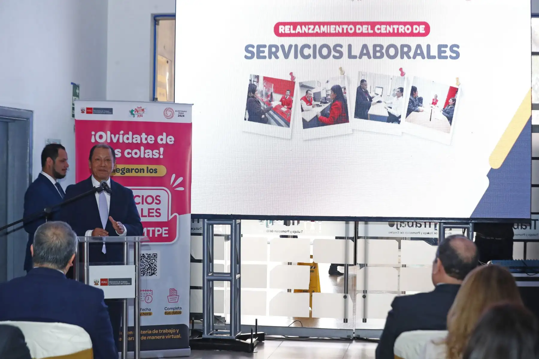 El ministro de Trabajo y Promoción del Empleo, Daniel Maurate, presidió la ceremonia del relanzamiento del Centro de Servicios Laborales de su institución, dirigido principalmente a jóvenes que quieren insertarse en el mercado laboral y conocer sus derechos como trabajadores. Foto: ANDINA/Daniel Bracamonte