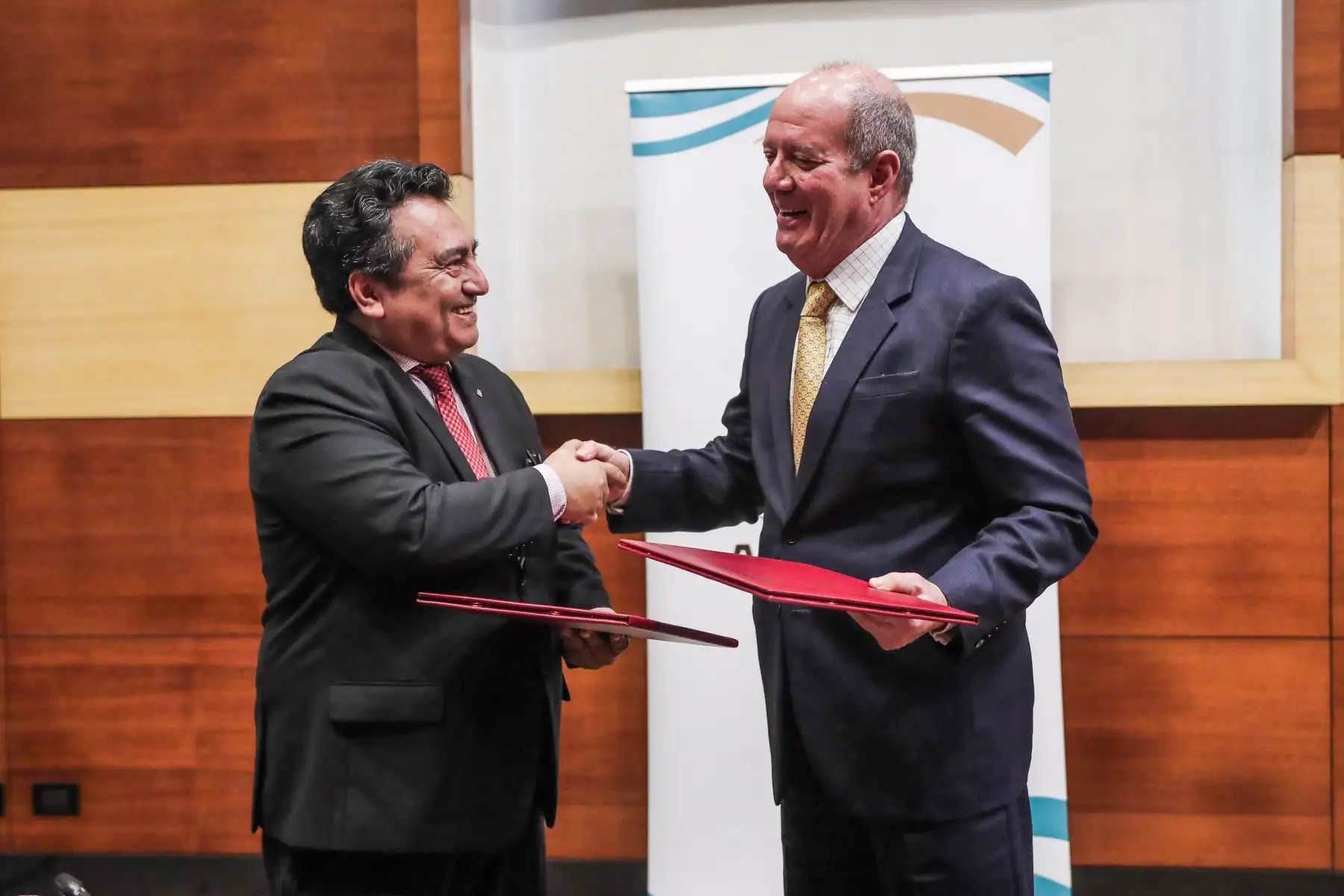 Por su lado, Felix Alberto Paz Quiroz, gerente general de Editora Perú mencionó que “este convenio es de suma importancia, pues permite a Perú, a través de la Agencia Andina y del Diario Oficial El Peruano, llevar a todos nuestros públicos el exitoso camino que viene teniendo … la Comisión Especial que lleva adelante la organización del APEC y que vamos a culminar con la Cumbre de Líderes en el mes de noviembre”. Foto: ANDINA/ Connie Calderon