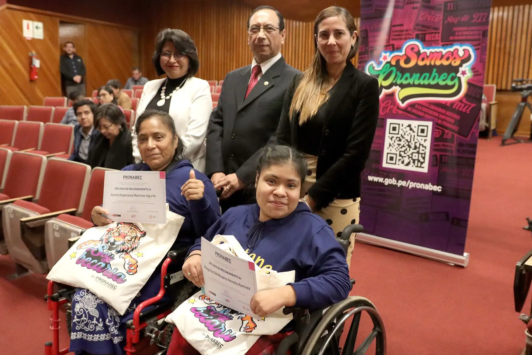 El Programa Nacional de Becas y Crédito Educativo (Pronabec) y la Universidad Peruana Cayetano Heredia realizaron una ceremonia de bienvenida para reconocer a los 46 nuevos ganadores de becas especiales de estudio, entre los que se encuentran personas con discapacidad y víctimas del terrorismo. Fue presidida por la directora ejecutiva del Pronabec, Alexandra Ames, y el rector de la universidad, Enrique Castañeda. Foto : ANDINA / Lino Chipana.