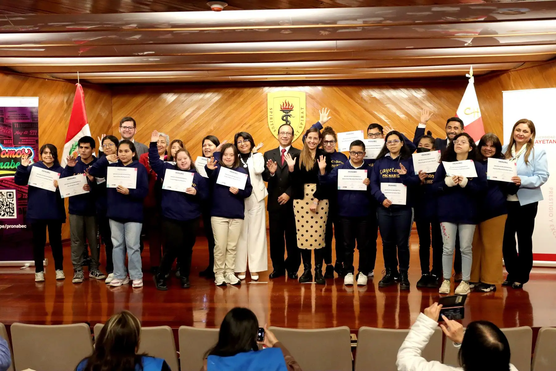 El Programa Nacional de Becas y Crédito Educativo (Pronabec) y la Universidad Peruana Cayetano Heredia realizaron una ceremonia de bienvenida para reconocer a los 46 nuevos ganadores de becas especiales de estudio, entre los que se encuentran personas con discapacidad y víctimas del terrorismo. Fue presidida por la directora ejecutiva del Pronabec, Alexandra Ames, y el rector de la universidad, Enrique Castañeda. Foto : ANDINA / Lino Chipana.