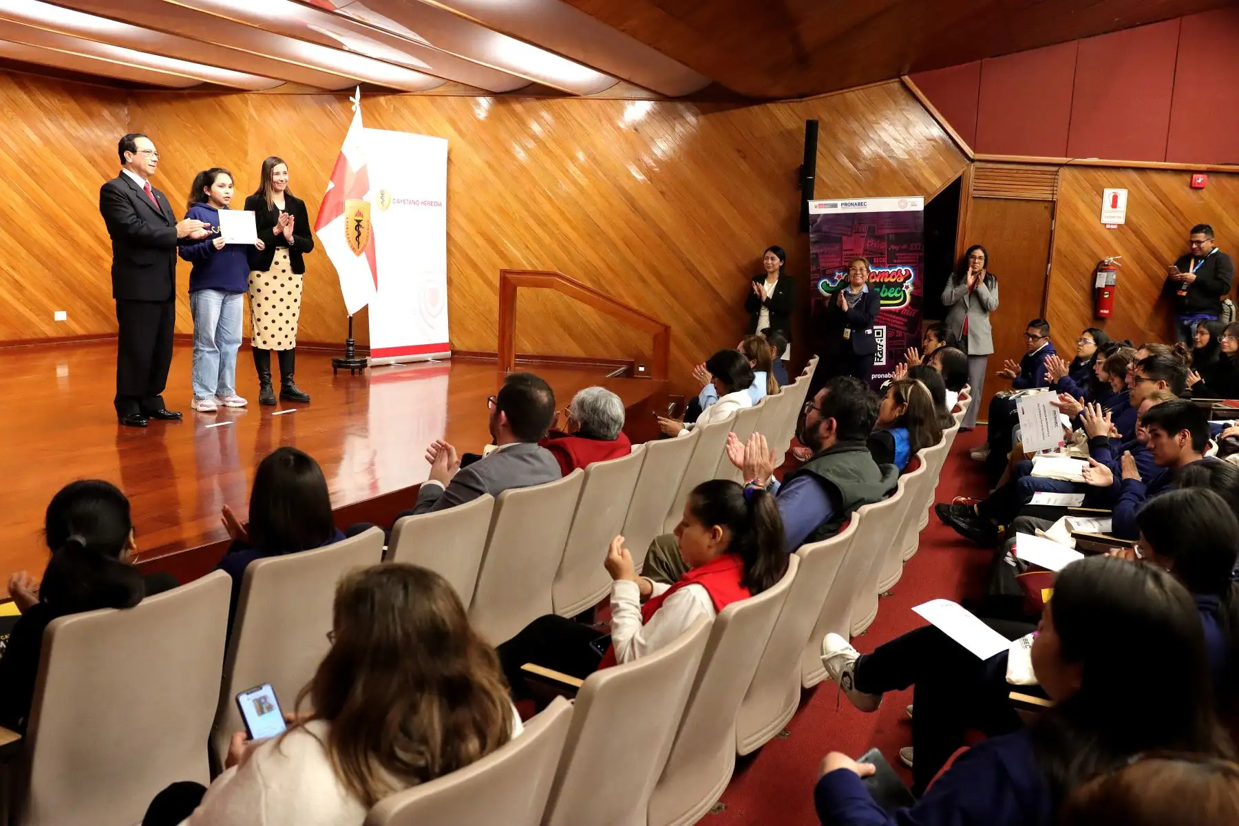 El Programa Nacional de Becas y Crédito Educativo (Pronabec) y la Universidad Peruana Cayetano Heredia realizaron una ceremonia de bienvenida para reconocer a los 46 nuevos ganadores de becas especiales de estudio, entre los que se encuentran personas con discapacidad y víctimas del terrorismo. Fue presidida por la directora ejecutiva del Pronabec, Alexandra Ames, y el rector de la universidad, Enrique Castañeda. Foto : ANDINA / Lino Chipana.