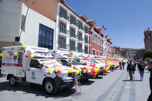 El Ministerio de Salud y el Gobierno Regional de Puno entregaron 55 modernas ambulancias rurales para enfrentar las emergencias críticas en dicha región.