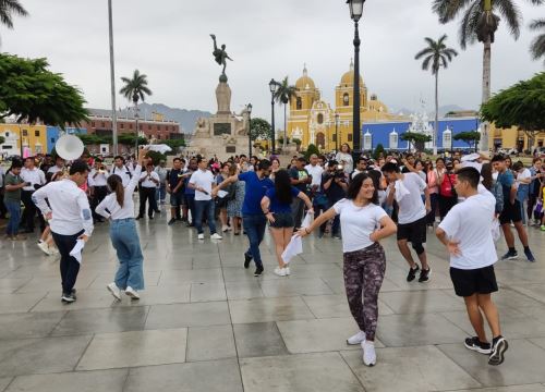 Este viernes 27 de septiembre es feriado no laborable en Trujillo. La medida se dispuso para promover la participación de la población en las actividades por el Festival Internacional de Primavera. ANDINA/Difusión