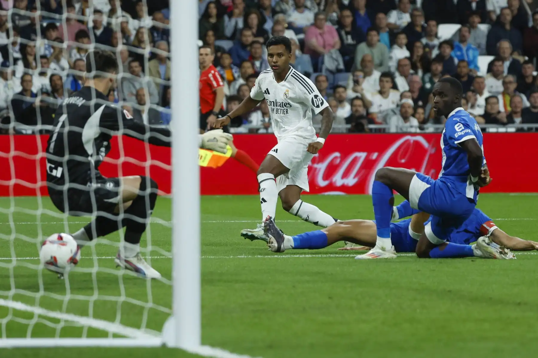 El Alavés había sido un amigo en el Santiago Bernabéu hasta la recta final. En el descanso había bajado los brazos, con el central marroquí Abdel Abqar pidiéndole la camiseta a Mbappé antes de entrar en los vestuarios. Foto: EFE