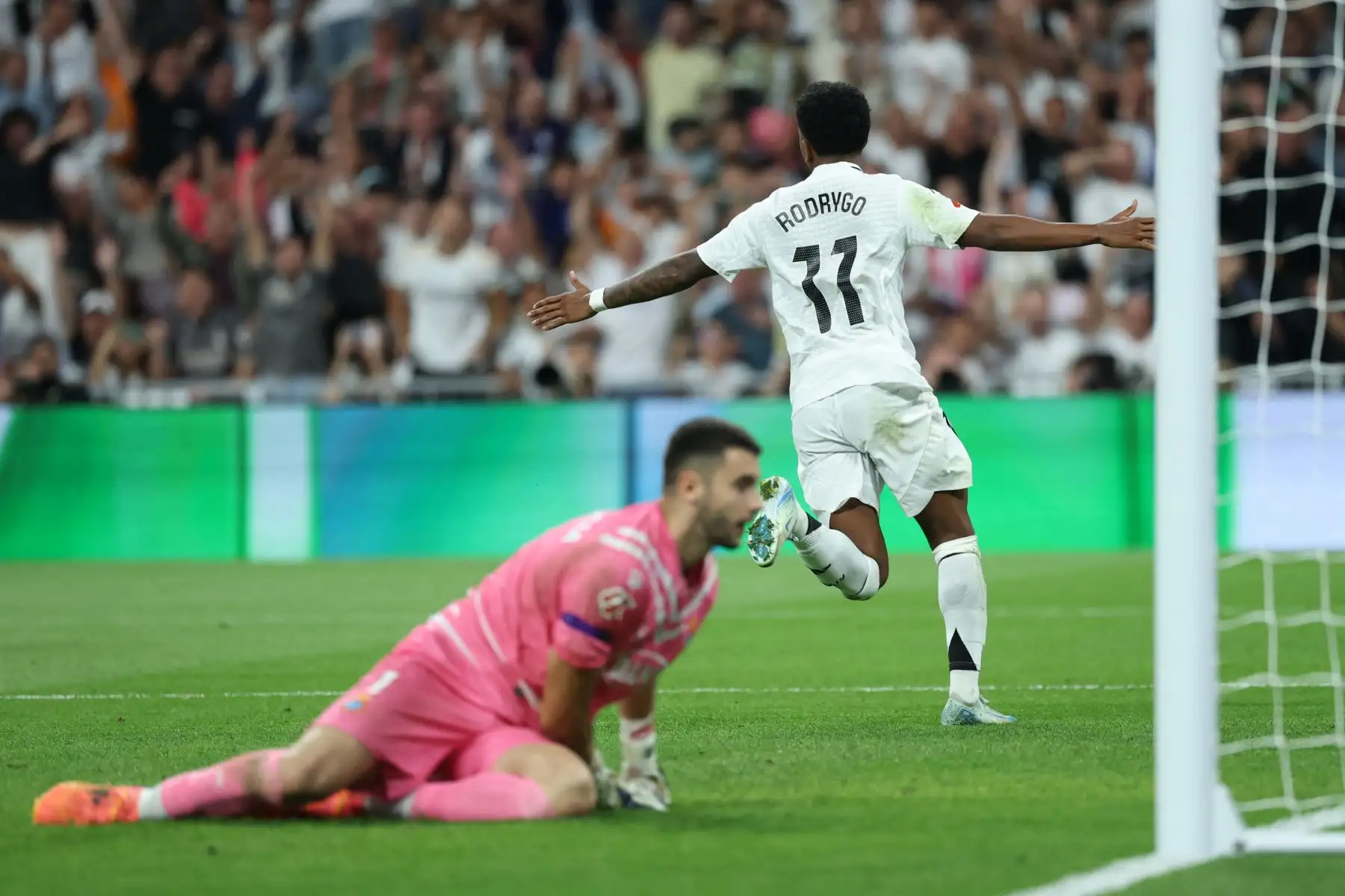 Mbappé firmó el 2-0, su quinto tanto en la Liga, el más espectacular desde que aterrizó en España: tocó de tacón para Jude Bellingham, que le devolvió al espacio para que el francés se encargara de lo demás, regate letal y disparo pleno de confianza. Foto: EFE