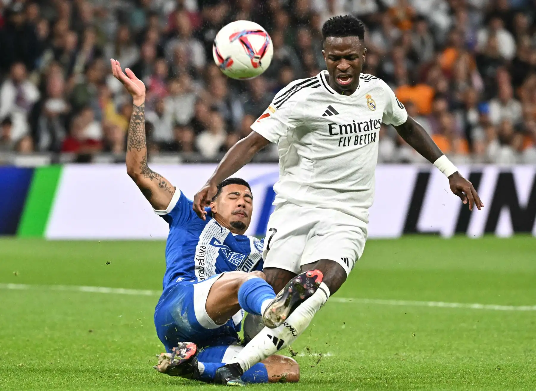 No se había cumplido el primer minuto cuando Vinicius rompió por la izquierda y sirvió para que Lucas Vázquez, sustituto de Dani Carvajal en el lateral derecho y como capitán, apareciera como un ariete en el área para abrir el marcador. Foto: EFE