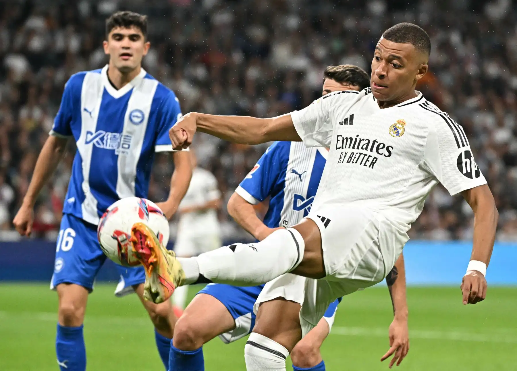 Con este triunfo el Real Madrid (2º) se sitúa con 17 puntos, a uno del líder Barcelona, que el miércoles recibe al Getafe (19º). Foto: EFE