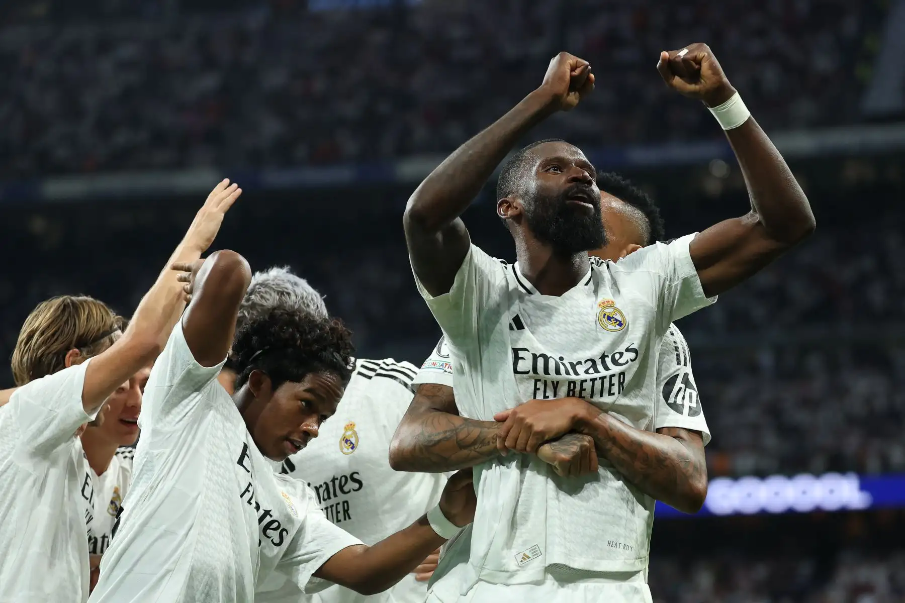 Con el primer golazo de Kylian Mbappé como delantero blanco, el Real Madrid se divirtió aunque terminó pidiendo la hora (3-2) frente al Alavés, este martes en partido de la séptima jornada de la Liga. Foto: EFE