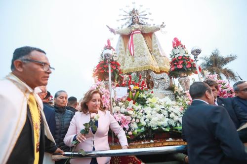 Mandataria Dina Boluarte cargó anda de Virgen de la Merced durante procesión. ANDINA/Difusión