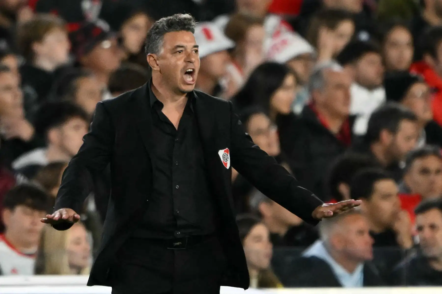 Con más ambición, River empezó a encontrar espacios atractivos para atacar gracias a la movilidad de Colidio por el frente de ataque y con Simon y Kranevitter adueñandose de la mitad de la cancha. Foto: AFP