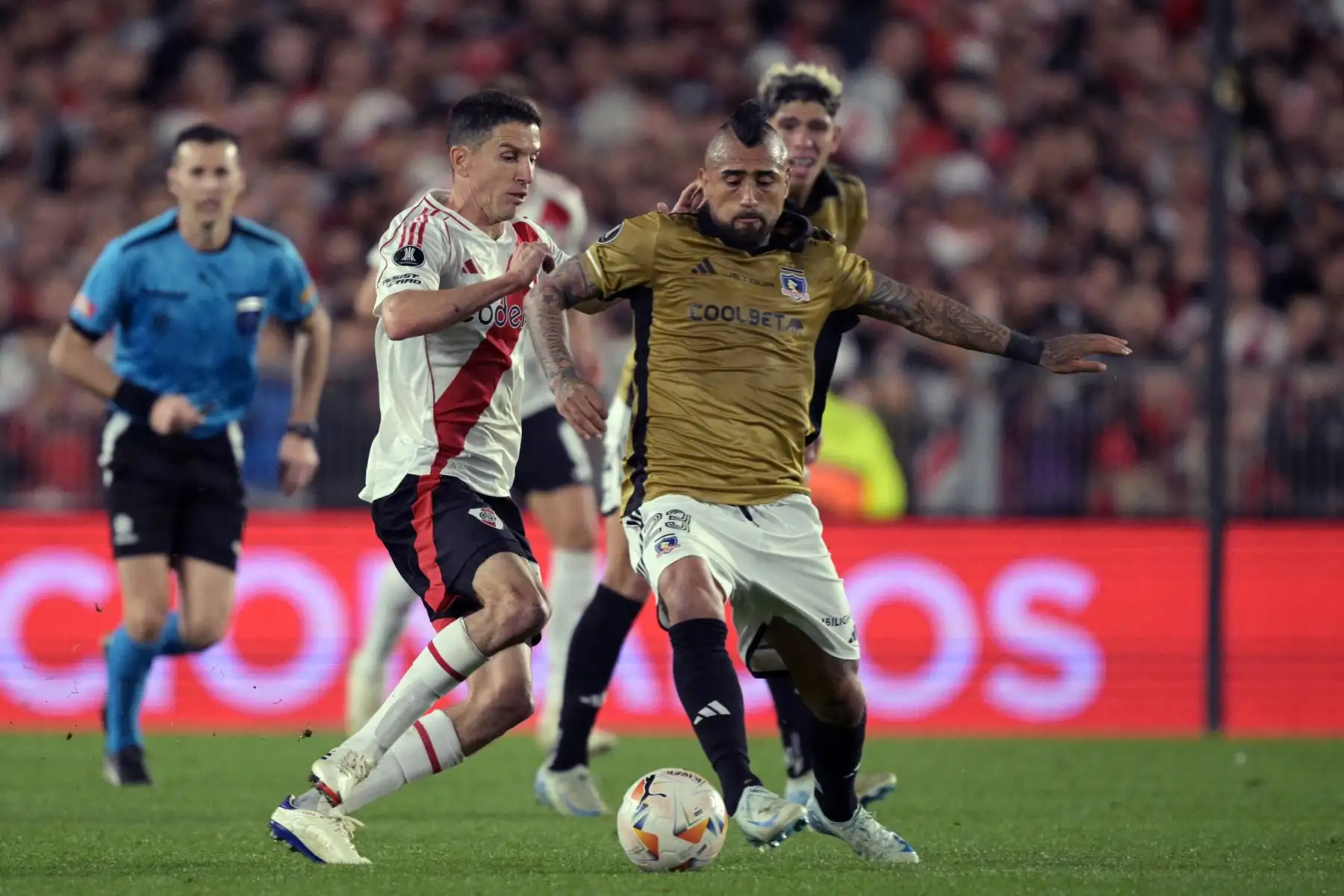 Tan animado estaba el local que hasta el portero Franco Armani se animó a eludir en su propia área a Arturo Vidal, aunque de todos modos le faltaba una pizca de efectividad en la definición al Millonario para terminar de sentenciar la serie. Foto: AFP