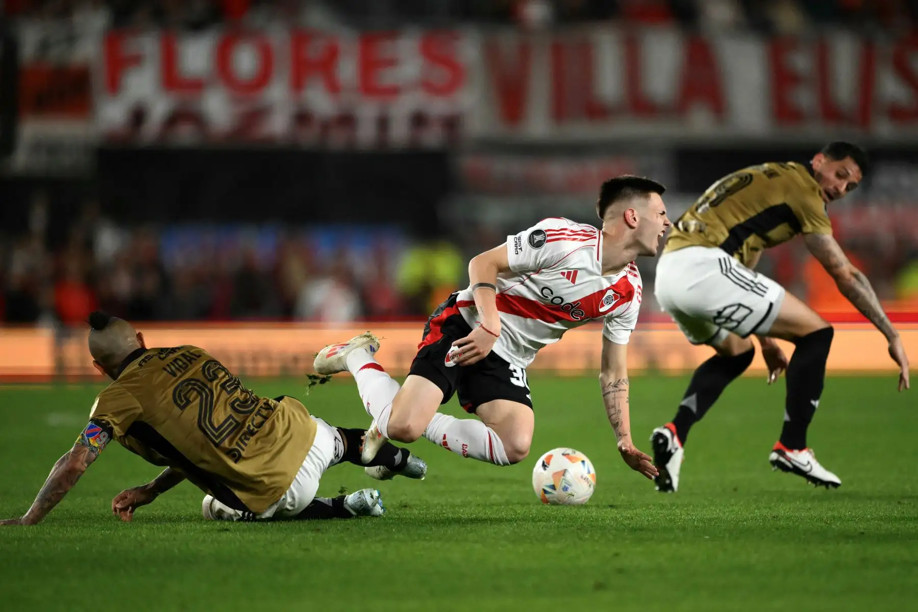Acaso en el mejor momento de Colo Colo, River tuvo un tiro libre frontal que cayó sobre el área chilena, Amor despejó de cabeza y Santiago Simón tomó la pelota para meterla de nuevo en el área. Arturo Vidal se quedó en el fondo habilitando, y Colidio entró por la derecha para definir con un toque certero ante la salida de Brayan Cortés. Foto: AFP