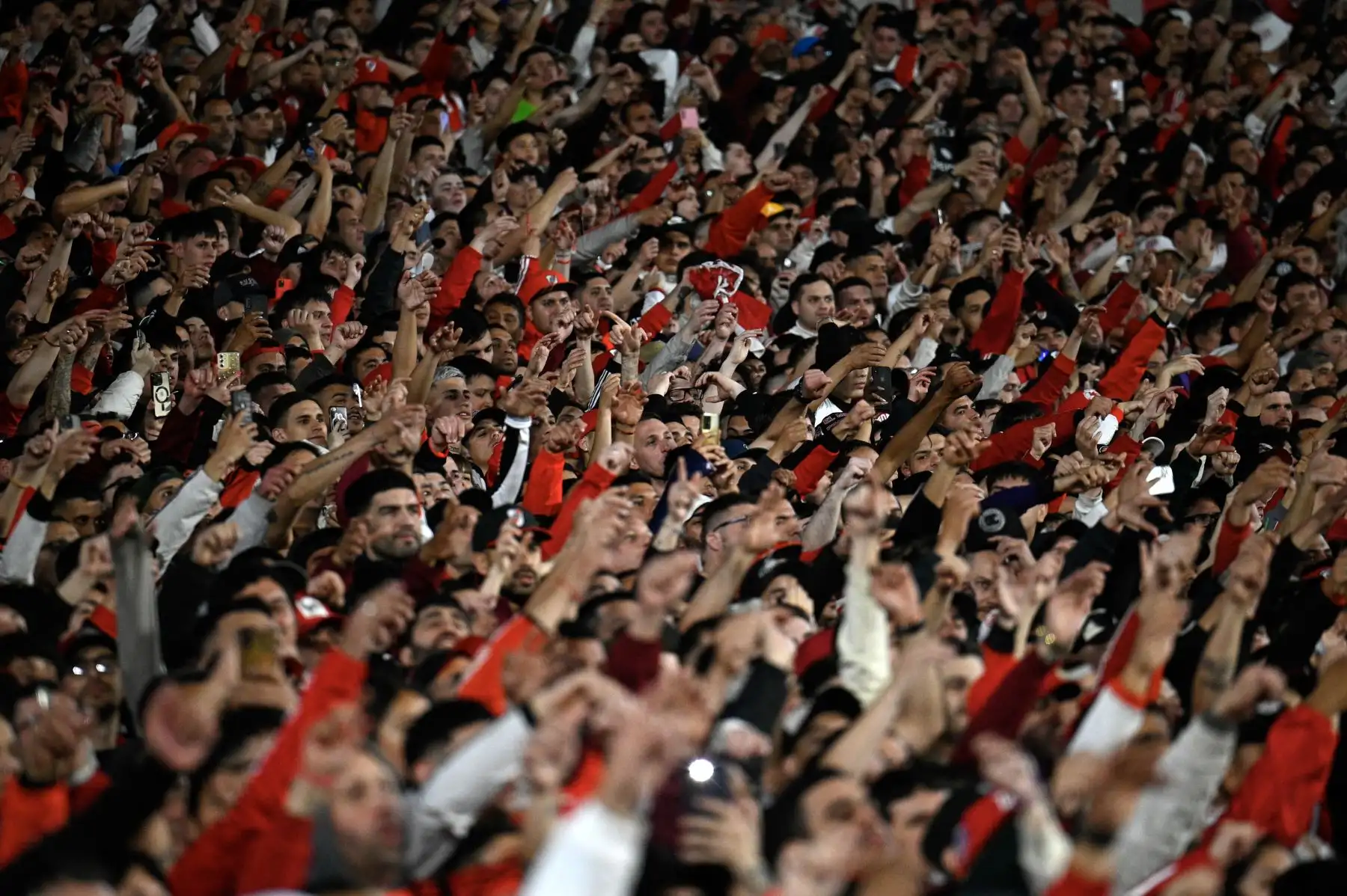 Facundo Colidio (16) anotó el único gol de la noche en el Monumental para el equipo ‘millonario’, que se adueñó de la serie con un global de 2-1, luego del empate 1-1 en el encuentro de ida la semana pasada en Santiago. Foto: AFP