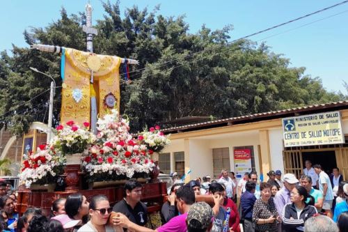 La Cruz de Motupe recorrió en procesión las calles del distrito de Motupe rumbo a su capilla provisional en el cerro Chalpón. Foto: ANDINA/Difusión