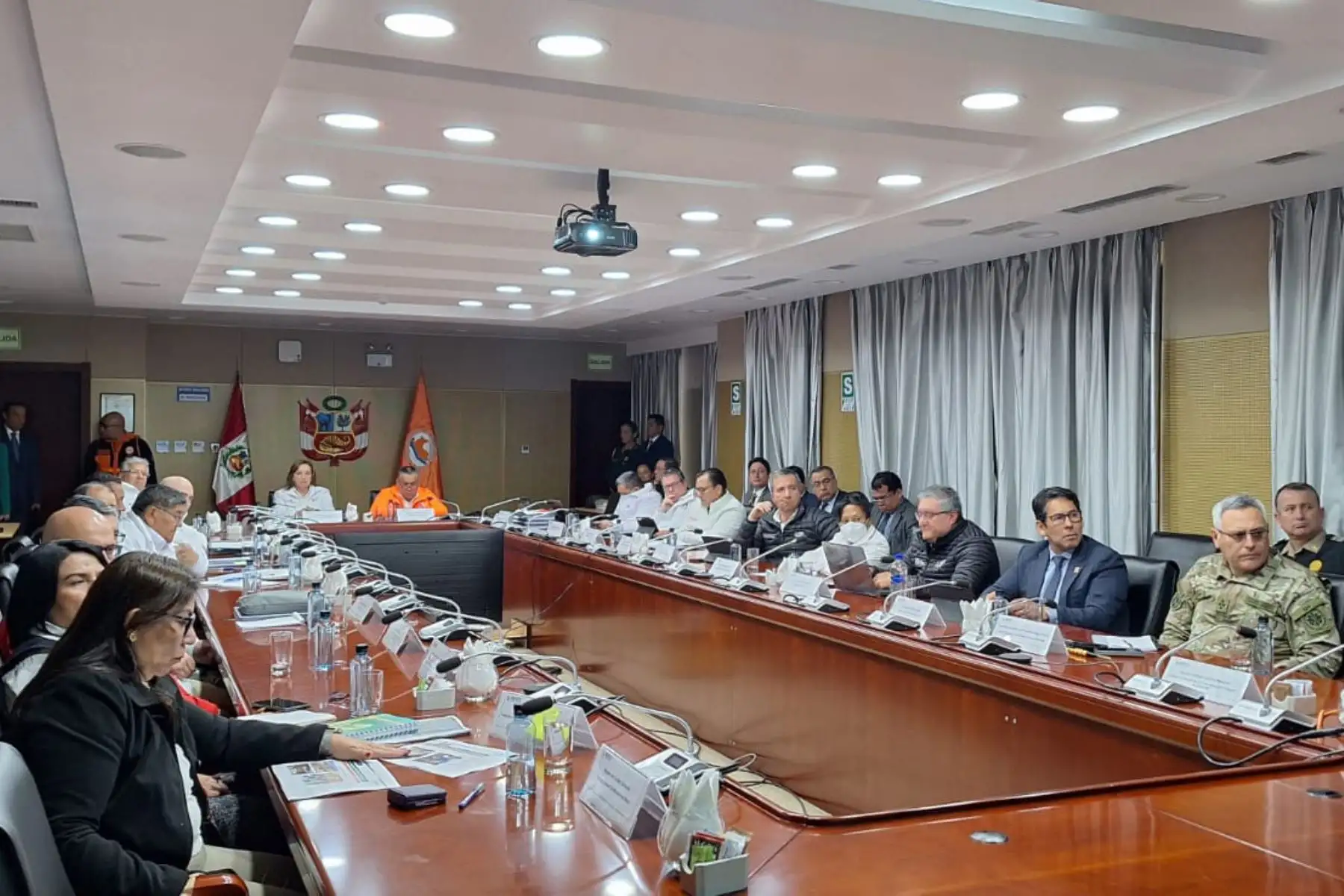 Desde el Centro de Operaciones de Emergencia Nacional, la presidenta de la república, Dina Ercilia Boluarte Zegarra, lidera una nueva sesión del Consejo de Ministros en la que recibe el reporte detallado de la situación de los incendios forestales, así como las acciones que se están realizando a nivel nacional. Foto: ANDINA/ Prensa Presidencia
