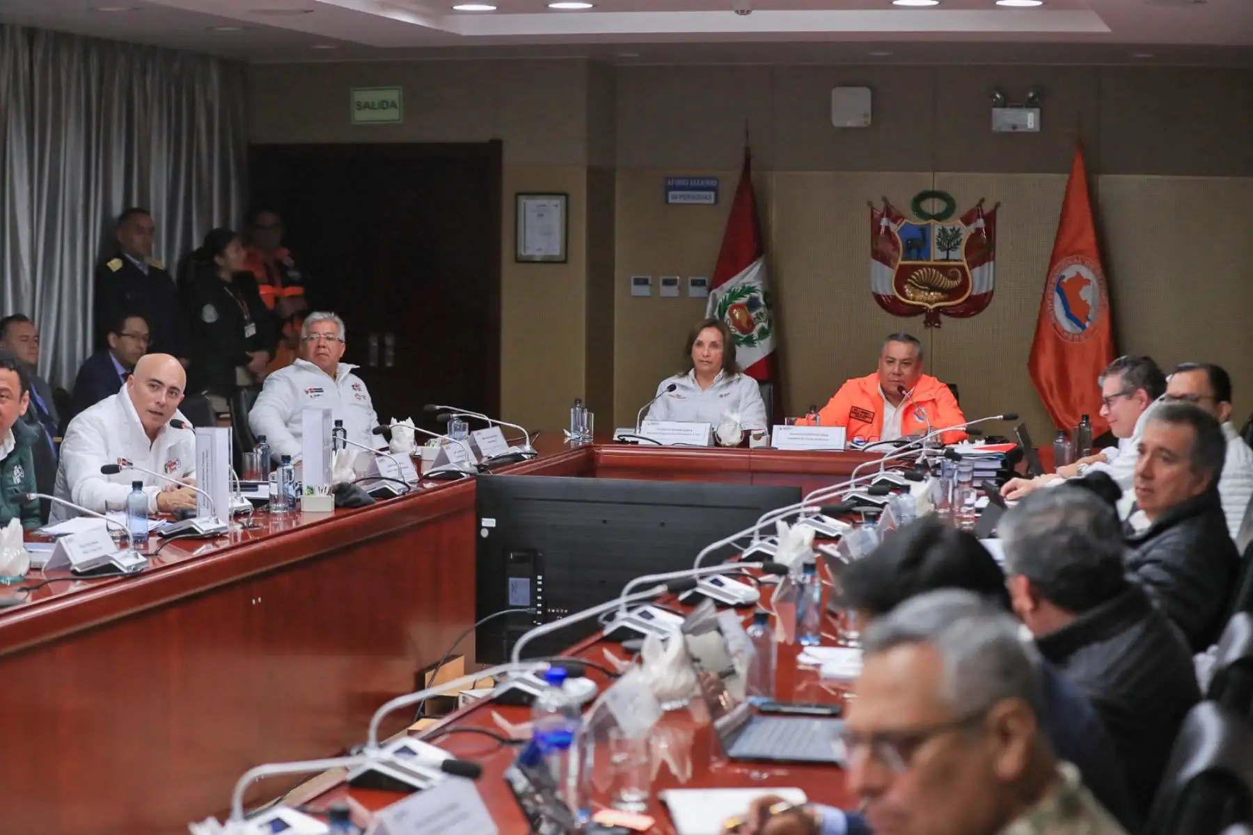 Desde el Centro de Operaciones de Emergencia Nacional, la presidenta de la República, Dina Boluarte Zegarra, lidera una nueva sesión del Consejo de Ministros en la que recibe el reporte detallado de la situación de los incendios forestales, así como las acciones que se están realizando a nivel nacional. Foto: ANDINA/ Prensa Presidencia