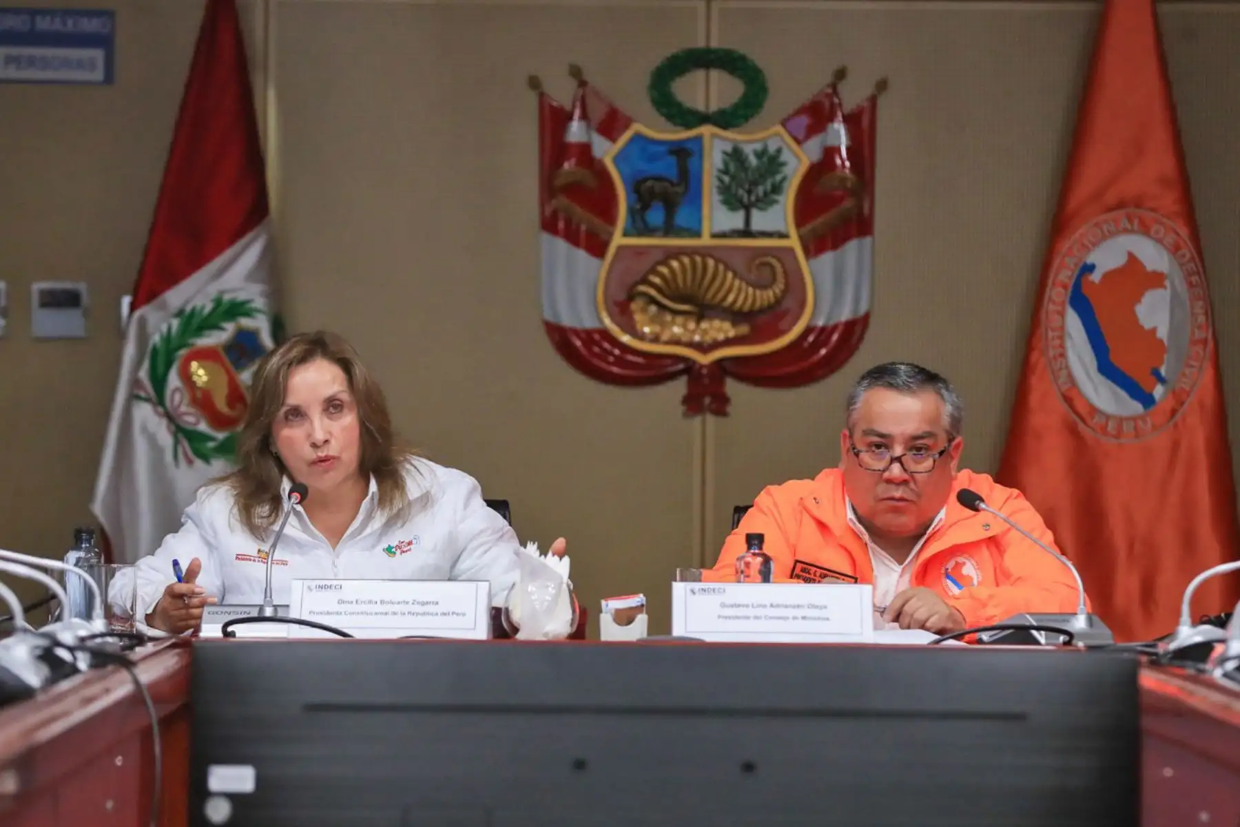 Desde el Centro de Operaciones de Emergencia Nacional, la presidenta de la República, Dina Boluarte Zegarra, lidera una nueva sesión del Consejo de Ministros en la que recibe el reporte detallado de la situación de los incendios forestales, así como las acciones que se están realizando a nivel nacional. Foto: ANDINA/ Prensa Presidencia