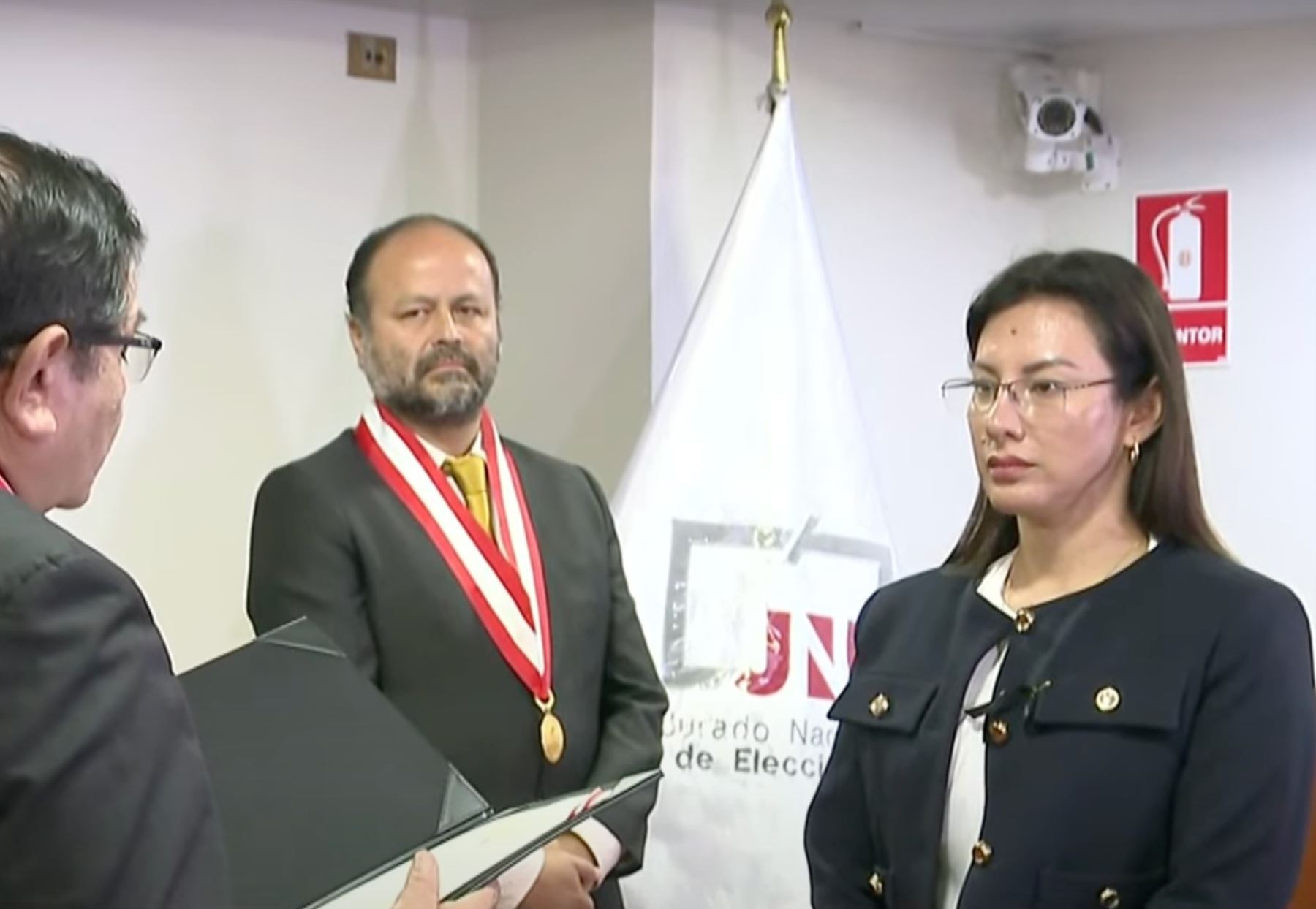 El presidente del JNE, Jorge Salas, entrega credenciales a nueva legisladora Ana Zegarra. Captura TV