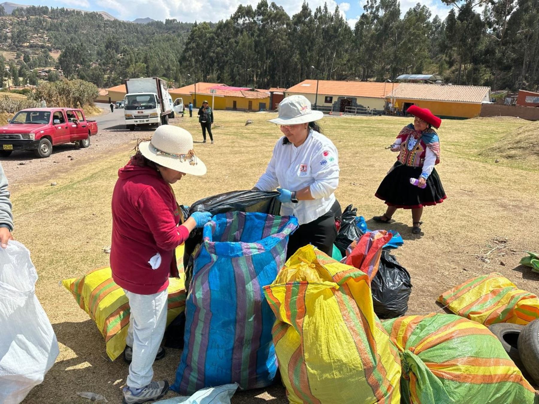 Trabajadores, pobladores y voluntarios retiran media tonelada de residuos sólidos del parque arqueológico de Sacsayhuamán, en Cusco. ANDINA/Difusión