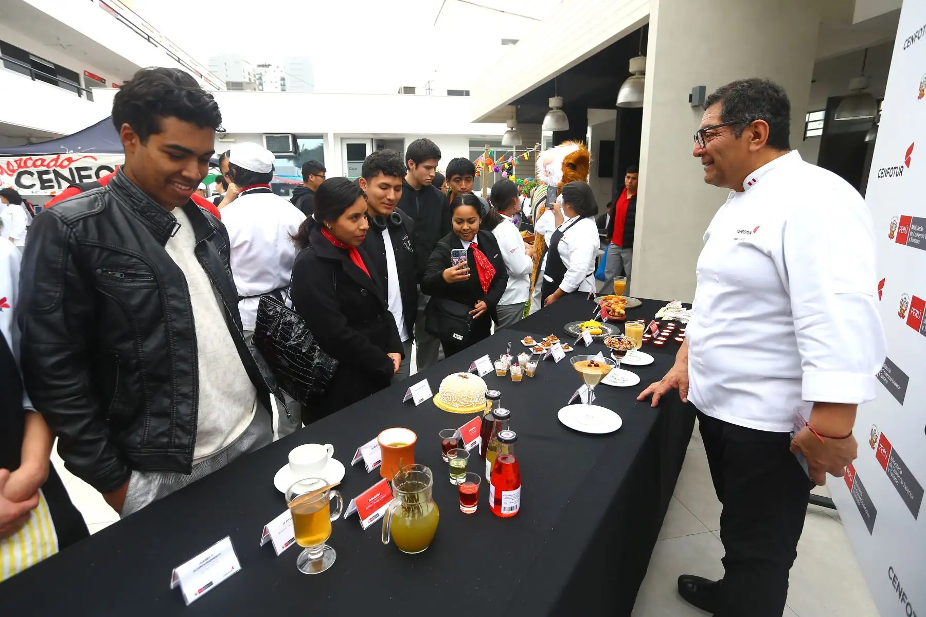 El Centro de Formación en Turismo realiza  la Feria “Cenfotur Sabores”, con la participación de chefs docentes y estudiantes de la carrera de “Gastronomía Peruana e Internacional”, quienes presentaron platos típicos como la patarasca, la patita con maní, el tacacho con cecina, así como postres de antaño como el rafañote, entre otras muestras de la cocina de distintas regiones del país.
Foto: ANDINA/Eddy Ramos