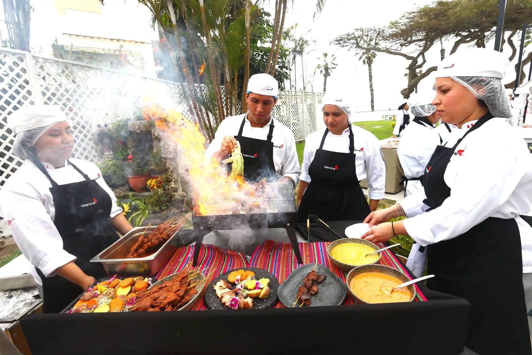 El Centro de Formación en Turismo realiza  la Feria “Cenfotur Sabores”, con la participación de chefs docentes y estudiantes de la carrera de “Gastronomía Peruana e Internacional”, quienes presentaron platos típicos como la patarasca, la patita con maní, el tacacho con cecina, así como postres de antaño como el rafañote, entre otras muestras de la cocina de distintas regiones del país.
Foto: ANDINA/Eddy Ramos