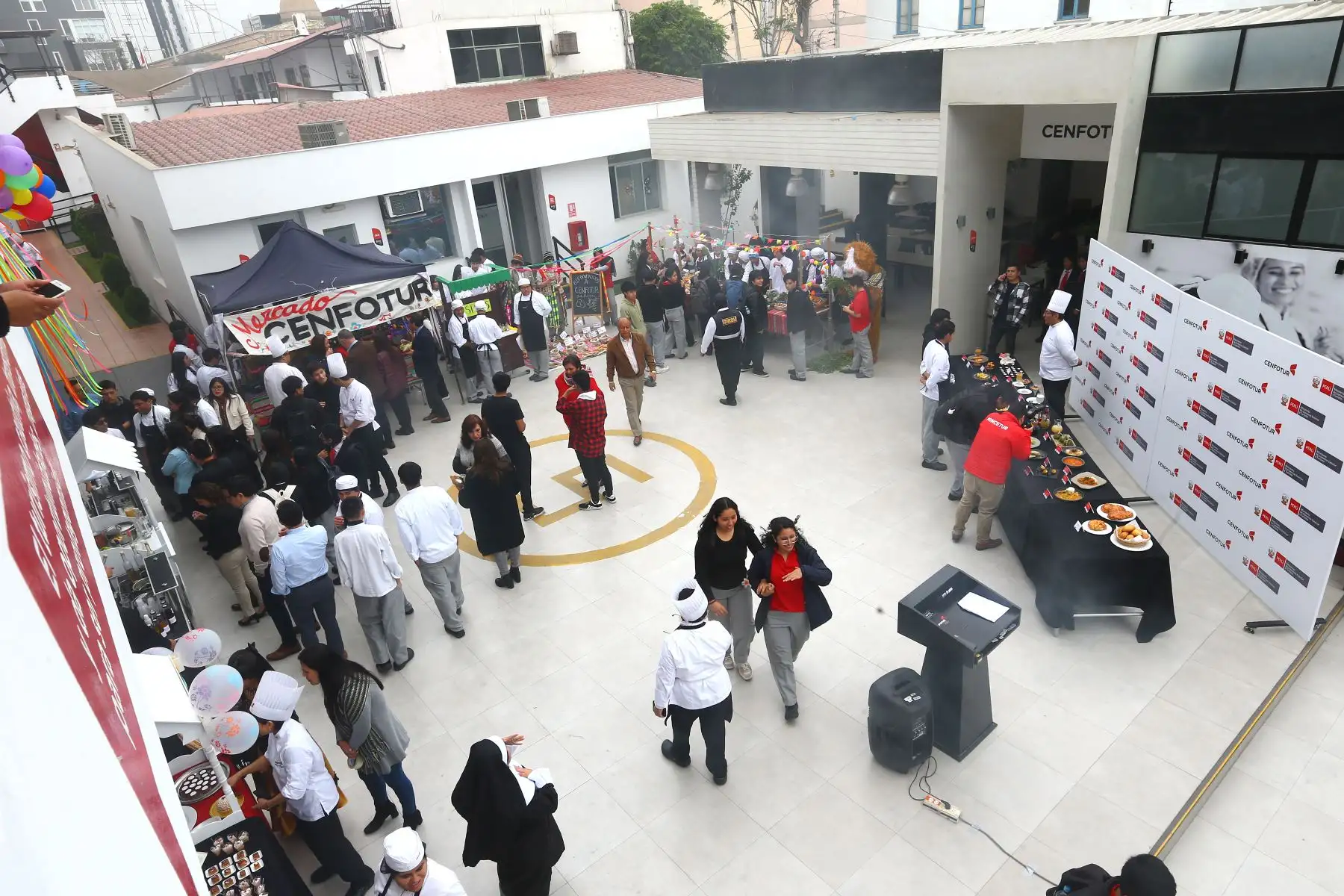 El Centro de Formación en Turismo realiza  la Feria “Cenfotur Sabores”, con la participación de chefs docentes y estudiantes de la carrera de “Gastronomía Peruana e Internacional”, quienes presentaron platos típicos como la patarasca, la patita con maní, el tacacho con cecina, así como postres de antaño como el rafañote, entre otras muestras de la cocina de distintas regiones del país.
Foto: ANDINA/Eddy Ramos